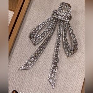 Vintage bow style pin